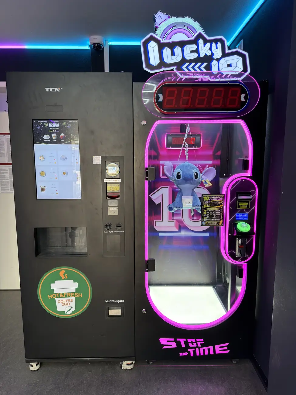 Kaffeeautomat und beleuchtetes Geschicklichkeitsspiel