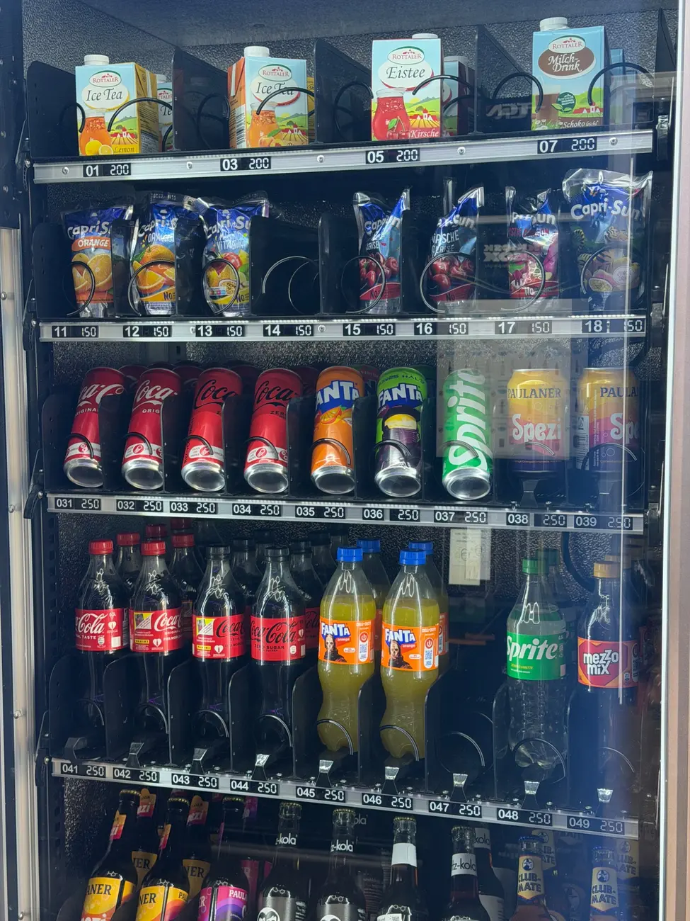 Getränkeautomat mit Softdrinks und gekühlten Getränken