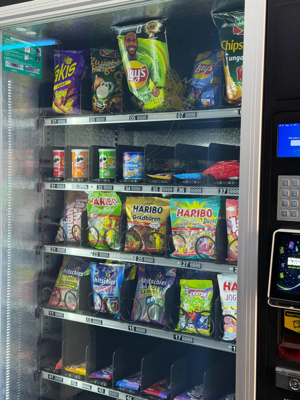 Snackautomat mit Chips, Süßigkeiten und Nüssen